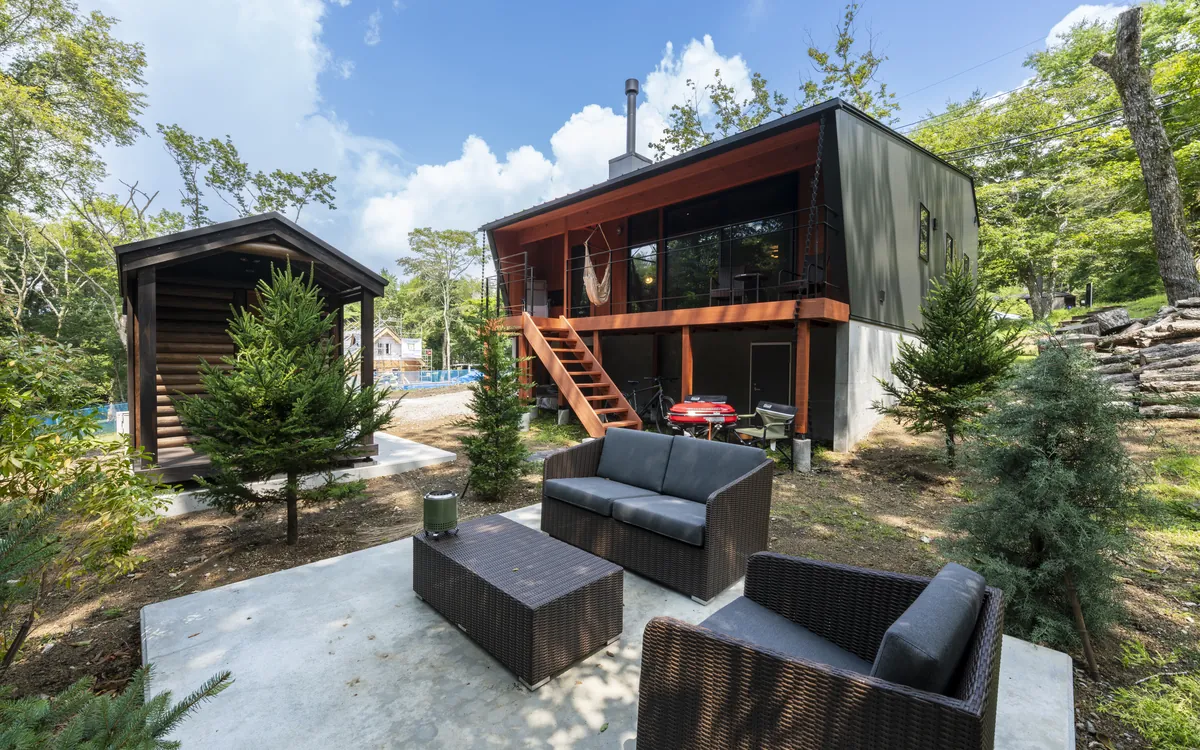 建物とサウナ小屋、アウトドアリビング